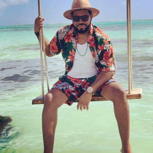 Customer photo review of Chemises et shorts hawaïens boutonnés décontractés à fleurs pour hommes