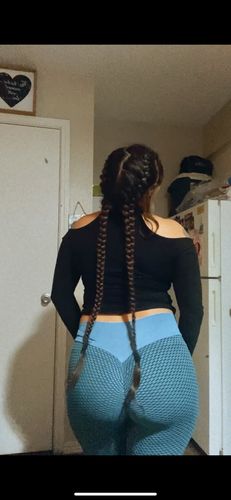 Customer photo review of Lifted Textured Scrunch Leggings