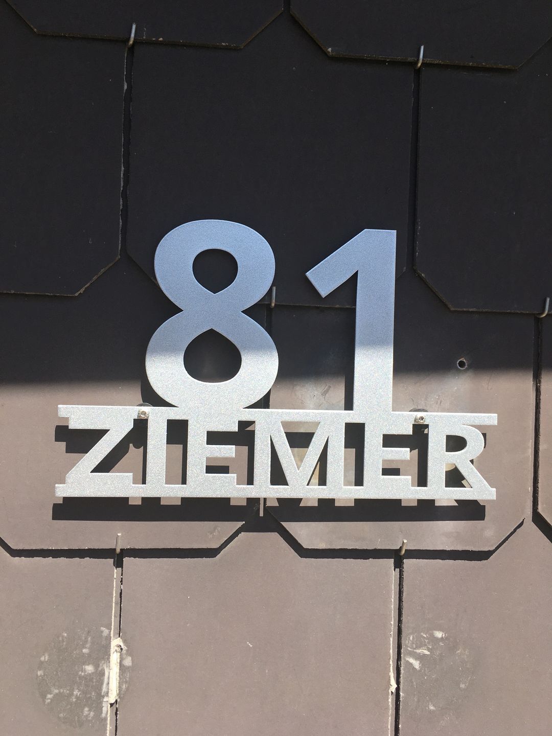 Customer photo review of Hausnummer "Modest Art" einzeilig aus edlem Stahl mit Familiennamen