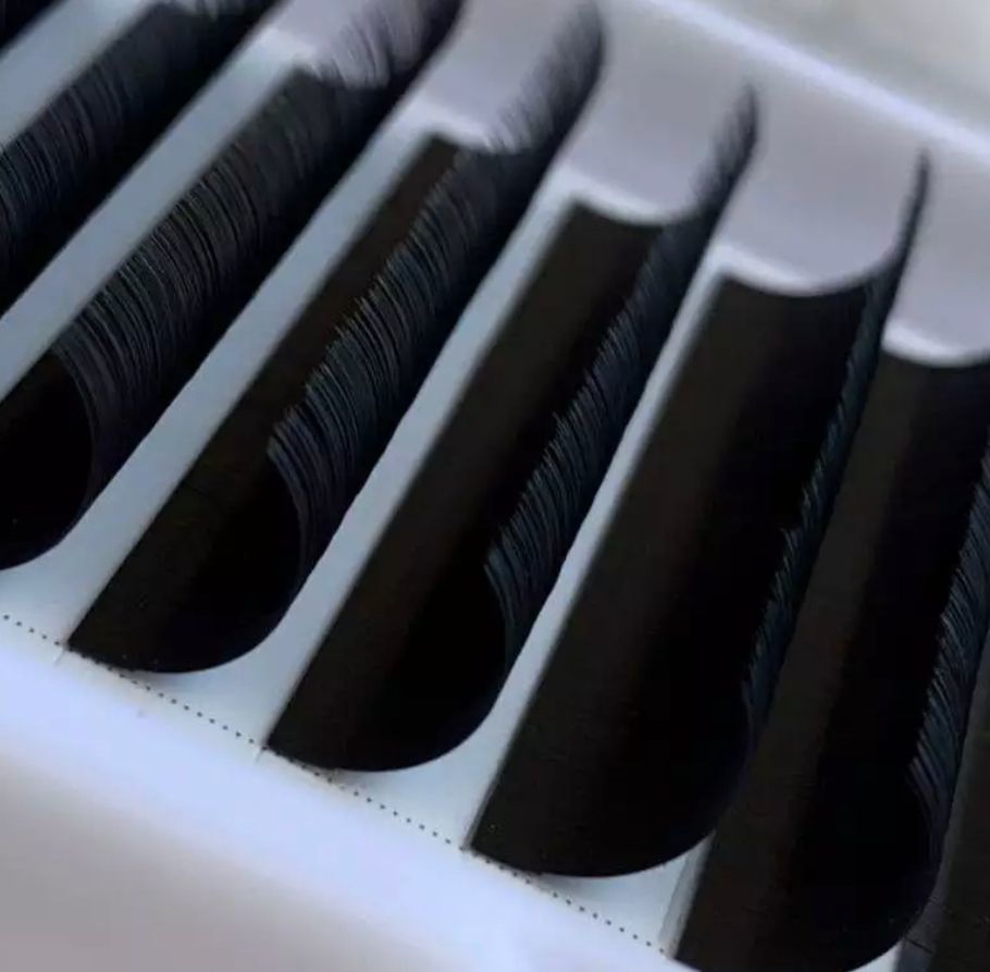 Customer photo review of 0.05 CASHMERE NOIR COLLECTION VOLUME LASHES SINGLE LENGTH 8-18MM