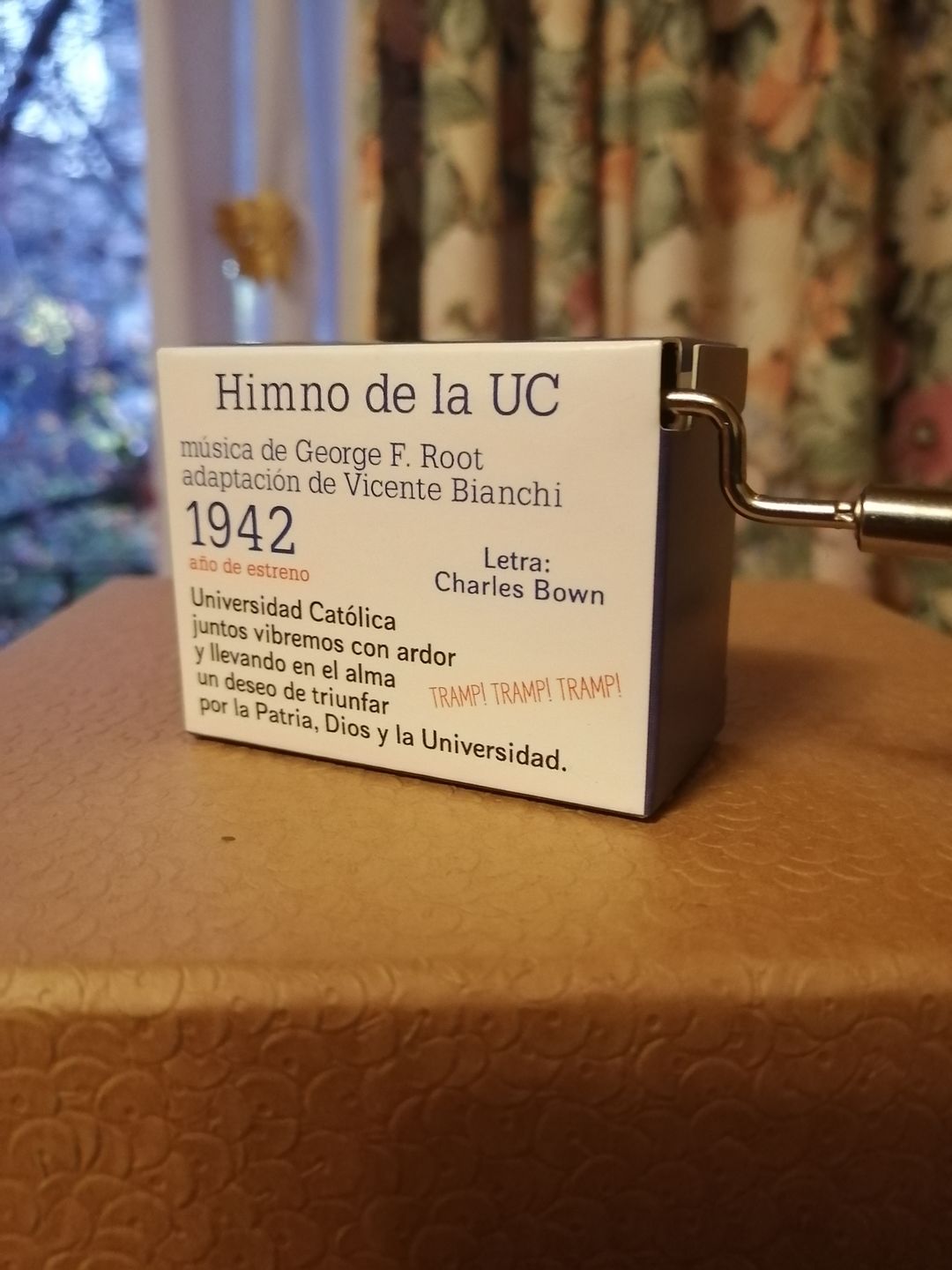 Customer photo review of Cajita musical Himno de la UC