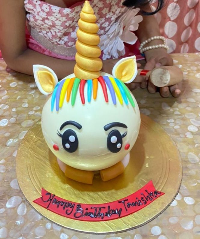Customer photo review of Unicorn Round Pinata Cake