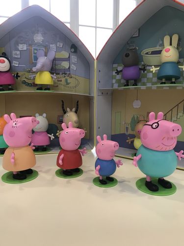 Customer photo review of Colección Completa Peppa Pig: 12 Figuras + 12 Libros + Caja coleccionadora