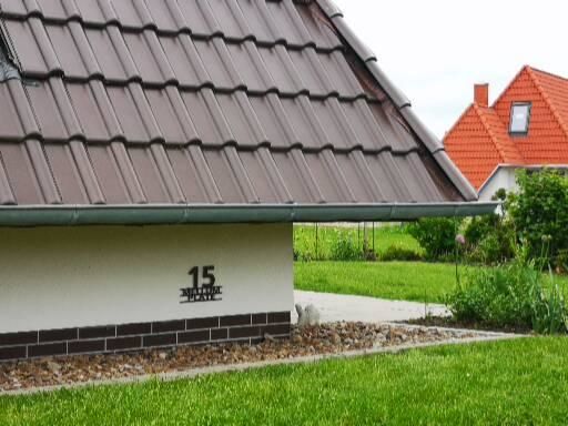 Customer photo review of Hausnummer "Modest Art" zweizeilig aus edlem Stahl mit Familiennamen