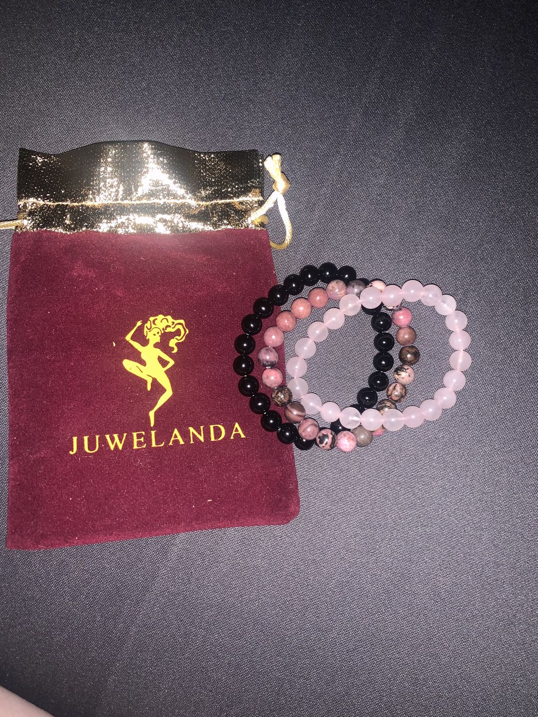 Customer photo review of Dreifach-Armband "Vertrauen in die Liebe" aus Rosenquarz, Rhodonit und Onyx