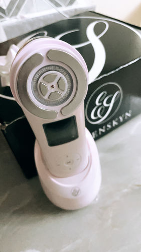 Customer photo review of EvenSkyn® Lumo: Premium Anti-Aging & Skin Tightening Handset