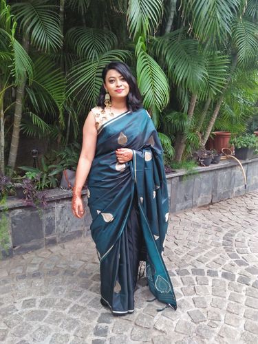 Customer photo review of Sacramento Green Zari Butta Woven Banarasi Saree