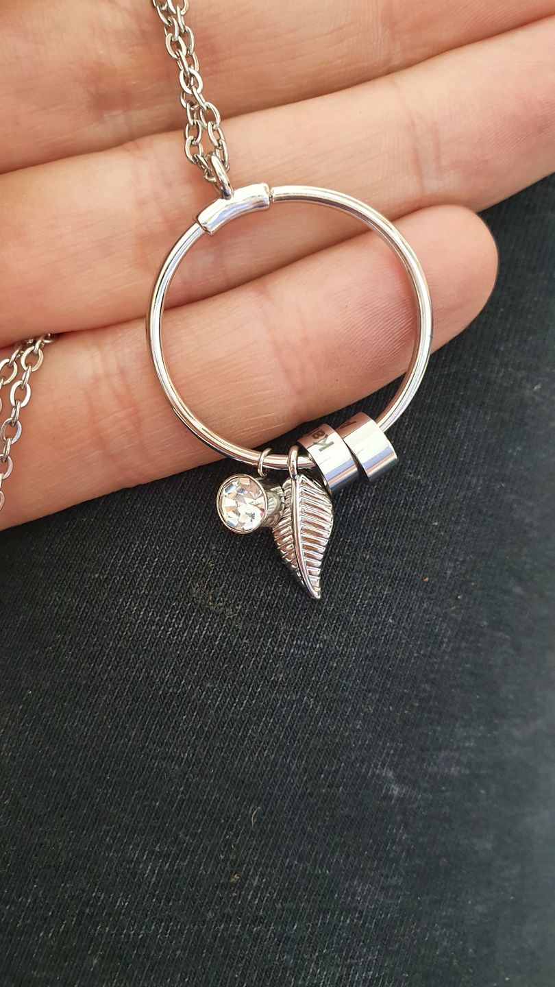 Customer photo review of LOANYA Kreisanhänger-Kette mit personalisierten Namenskreisen