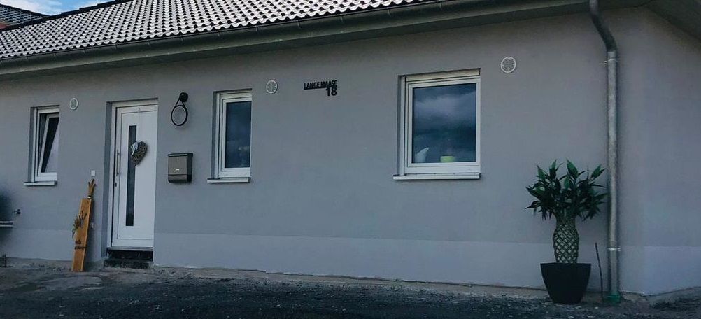 Customer photo review of Hausnummer-Monogramm "Simple" mit Familiennamen aus edlem Stahl (personalisierbar)