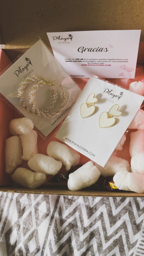 Customer photo review of Aretes de Corazón Blancos