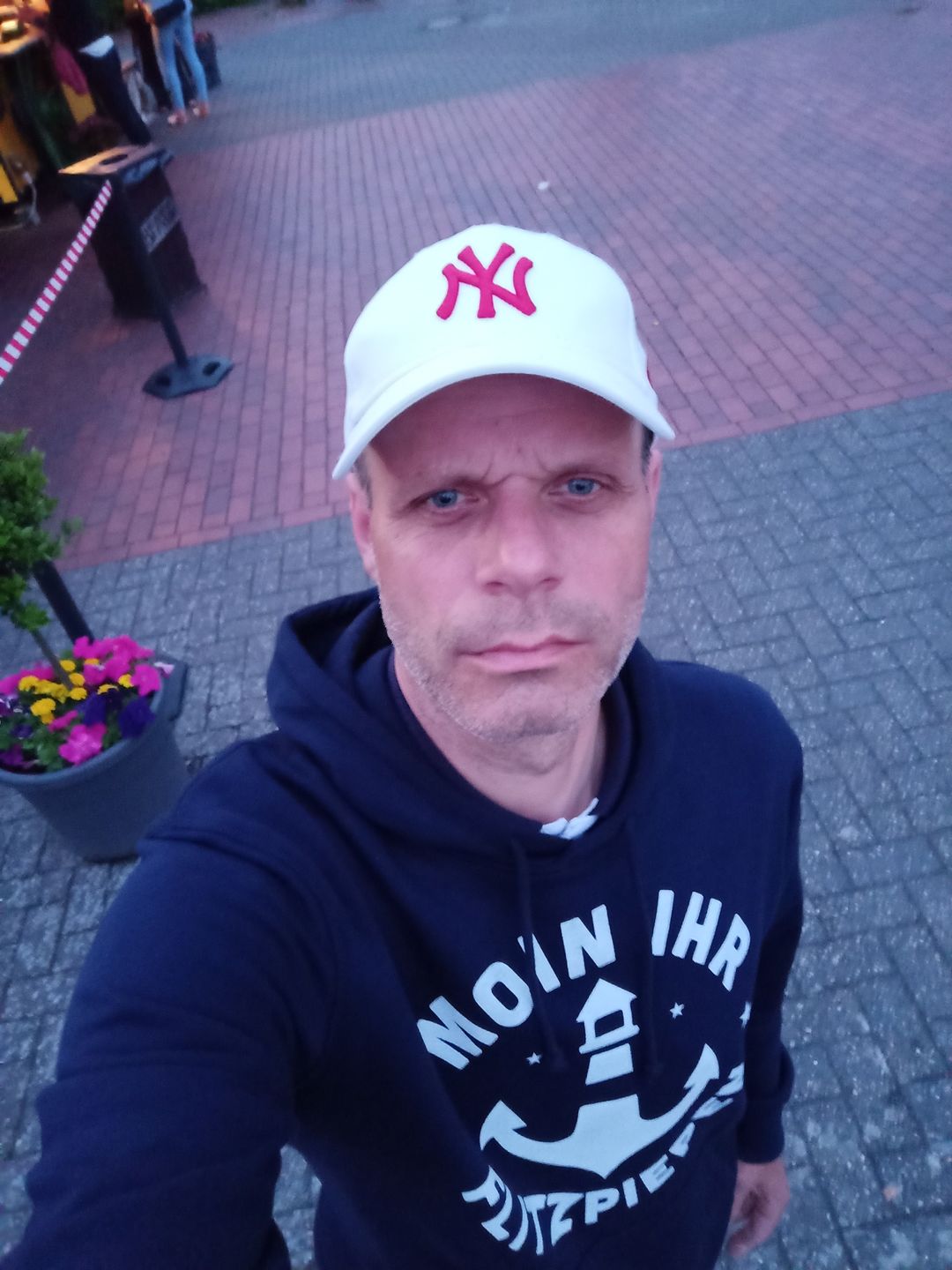 Customer photo review of Moin ihr Flitzpiepen  · Unisex Bio Hoodie