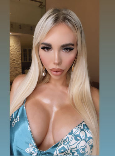 Customer photo review of Face and Nose Sculpting Brush & Contour Palette Bundle