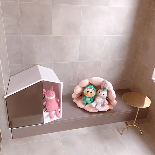 Customer photo review of Furrytail XL Semi-Closed Glow House Cat Litter Box with Scoop