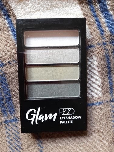 Customer photo review of Petrizzio Glam Eyeshadow Palette Sombras X 4