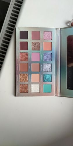 Customer photo review of O.TWO.O AURORA BOREALIS 18 COLORS EYESHADOW PALETTE