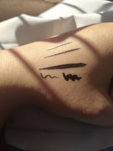 Customer photo review of DELINEADOR PLUMON MATTE 24 HRS BLACK