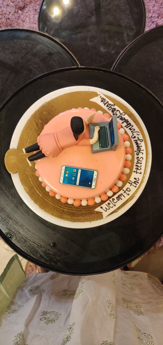 Customer photo review of Workaholic Girl Theme Cake