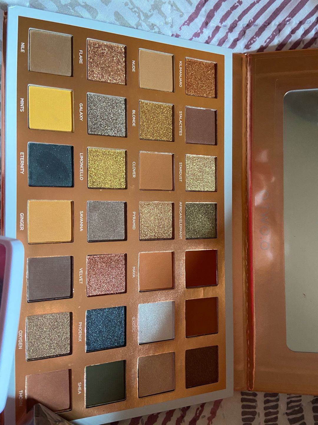 Customer photo review of O.TWO.O EYE ESSENCE PALETTE (28 COLORS EYESHADOW)