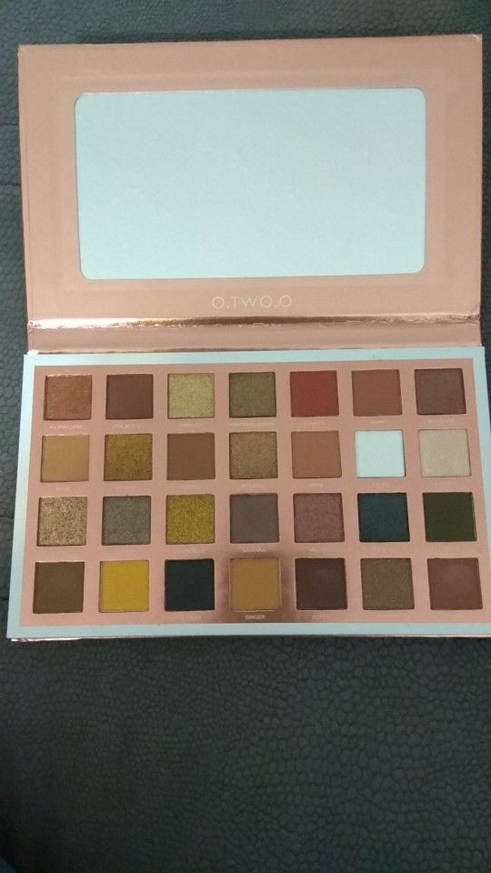 Customer photo review of O.TWO.O EYE ESSENCE PALETTE (28 COLORS EYESHADOW)