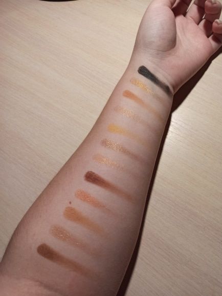 Customer photo review of O.TWO.O EYE ESSENCE PALETTE (28 COLORS EYESHADOW)