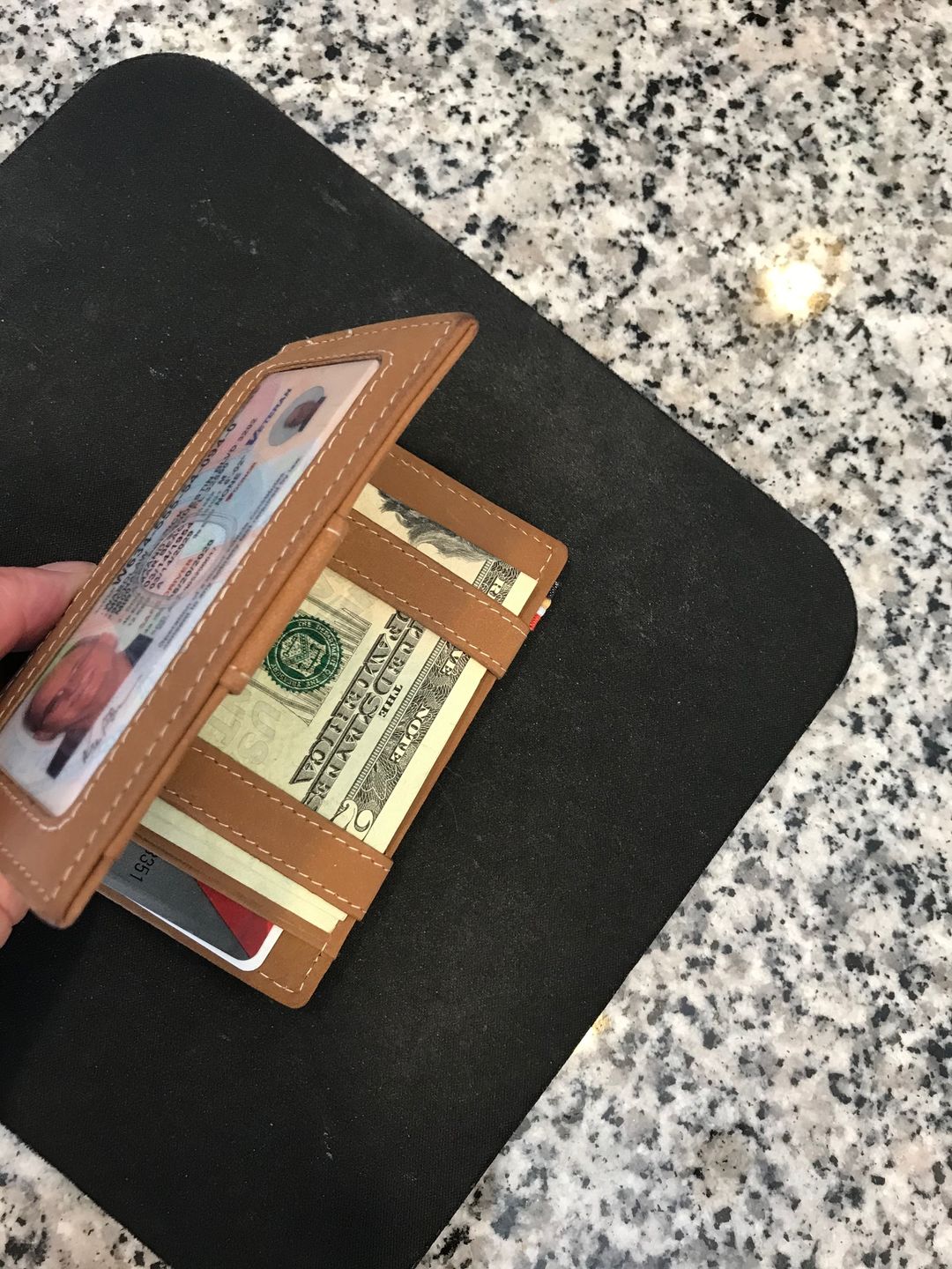 Customer photo review of Essenziale Magic Wallet ID Window Vintage
