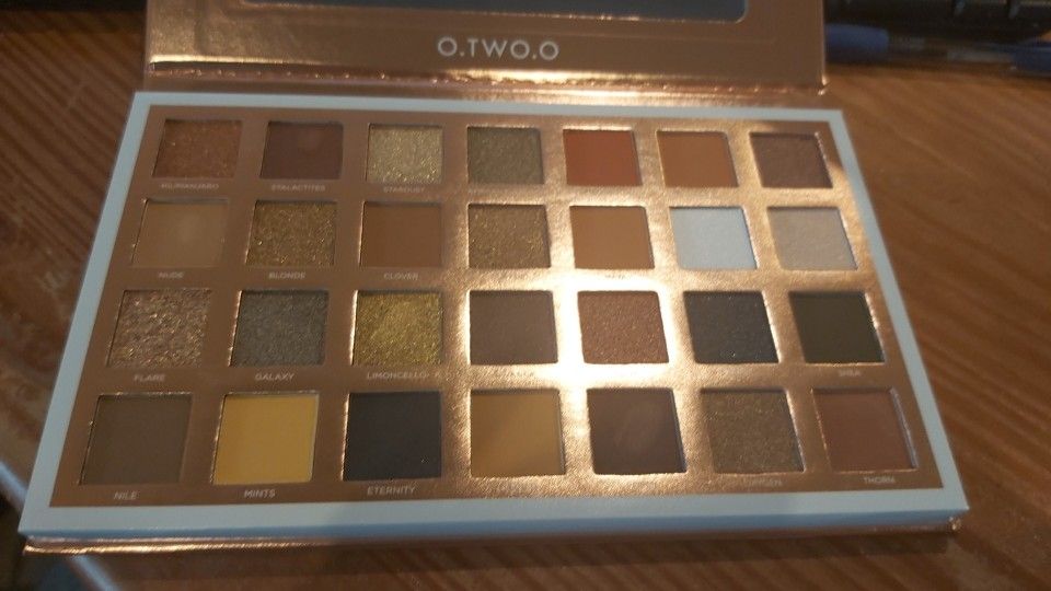 Customer photo review of O.TWO.O EYE ESSENCE PALETTE (28 COLORS EYESHADOW)