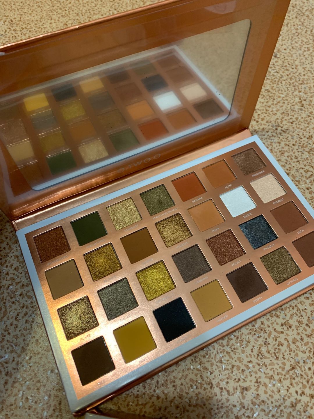 Customer photo review of O.TWO.O EYE ESSENCE PALETTE (28 COLORS EYESHADOW)