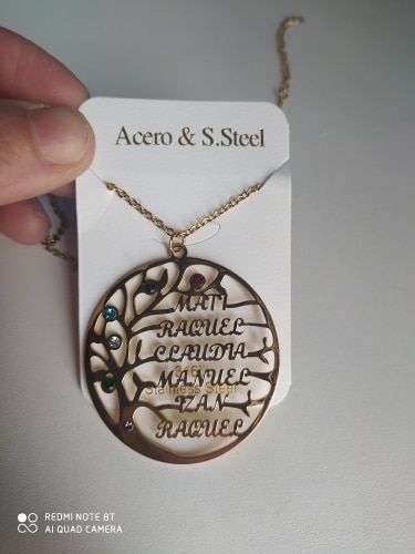 Customer photo review of Collier arbre généalogique personnalisable 2 à 6 prénoms et ses pierres de naissances