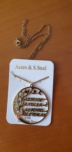 Customer photo review of Collier arbre généalogique personnalisable 2 à 6 prénoms et ses pierres de naissances