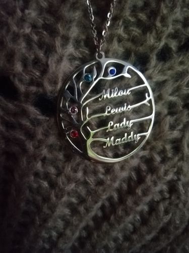 Customer photo review of Collier arbre généalogique personnalisable 2 à 6 prénoms et ses pierres de naissances