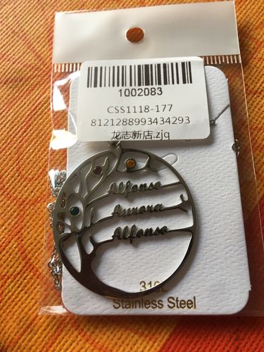 Customer photo review of Collier arbre généalogique personnalisable 2 à 6 prénoms et ses pierres de naissances