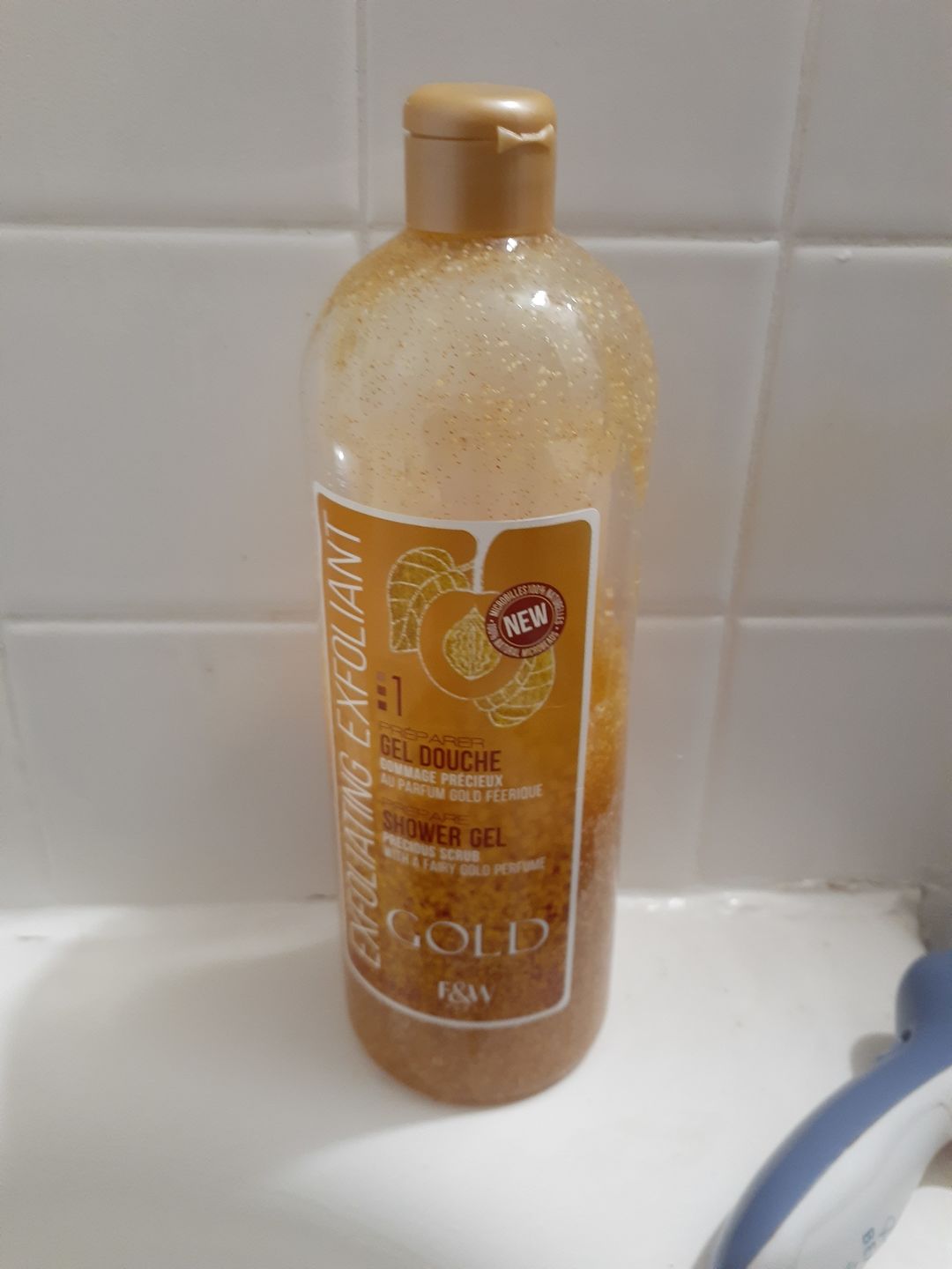 Customer photo review of Fair & White Gold Exfoliating Shower Gel scrub NEW - Invigorates skin - 940ml / 31.8 fl oz