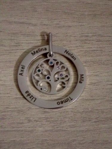 Customer photo review of Collier arbre de vie personnalisable à prénoms et pierres de naissance
