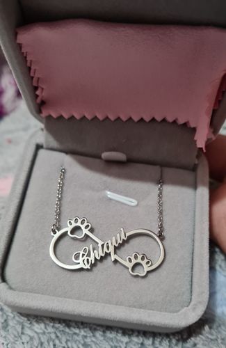 Customer photo review of Collier infini personnalisé à prénom et pattes de chien ou chat