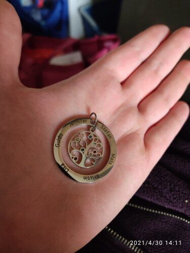 Customer photo review of Collier arbre de vie personnalisable à prénoms et pierres de naissance