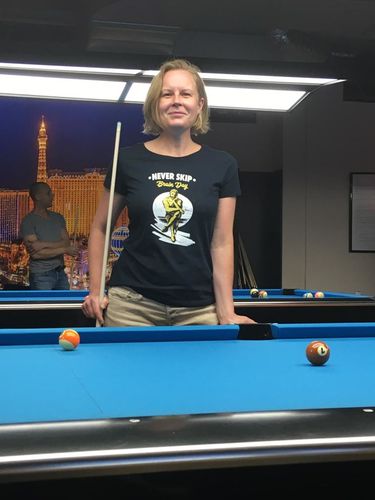 Customer photo review of PREMIUM SHIRT MÄDELS • NEVER SKIP BRAIN DAY