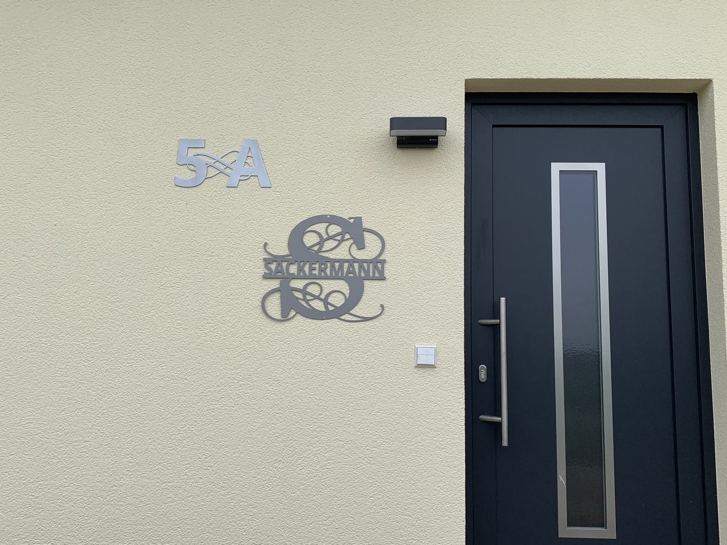 Customer photo review of Hausnummer "Ornamental Style" passend zum Hausnummern-Monogramm (personalisierbar)