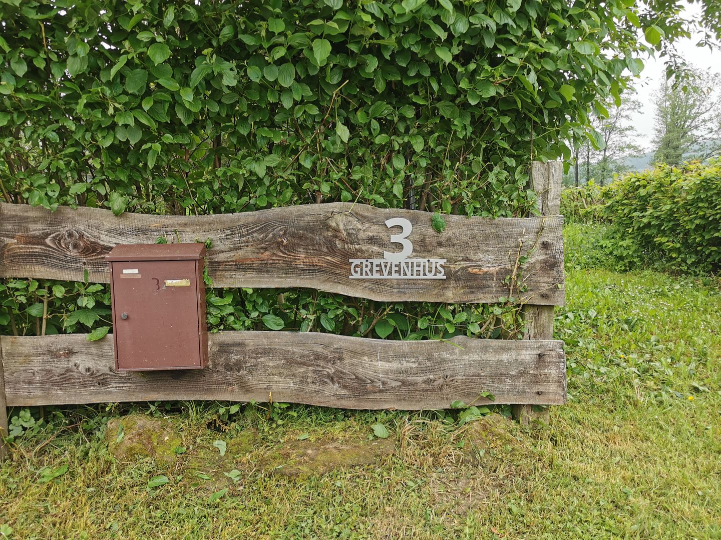 Customer photo review of Hausnummer "Modest Art" einzeilig aus edlem Stahl mit Familiennamen