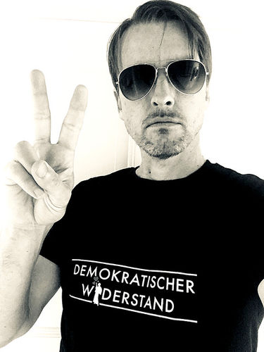 Customer photo review of DEMOKR. WIDERSTAND ORGANIC SHIRT BUBEN • DEMOKRATISCHER WIDERSTAND