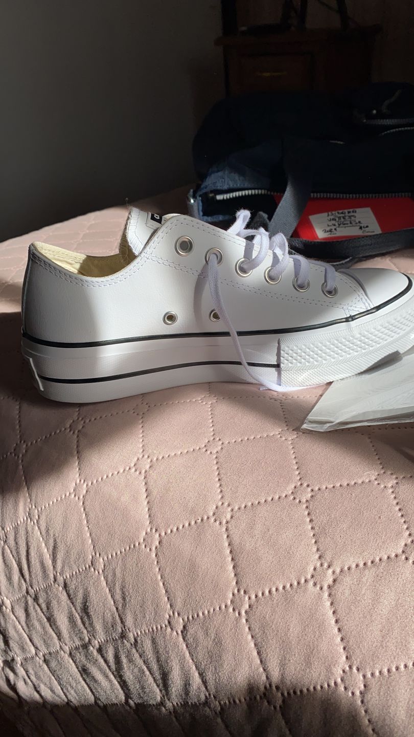 Customer photo review of Zapatilla Converse Chuck T. Plataforma Cuero Mujer Blanco