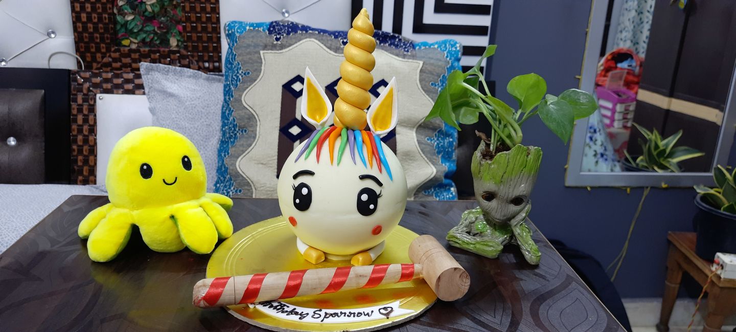Customer photo review of Unicorn Round Pinata Cake