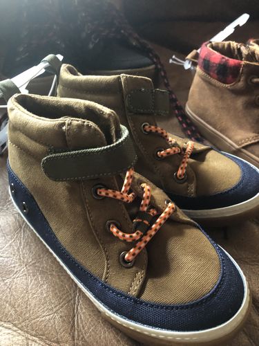 Customer photo review of WiBargain Kids Shoes Wholesale Box 20 Pairs