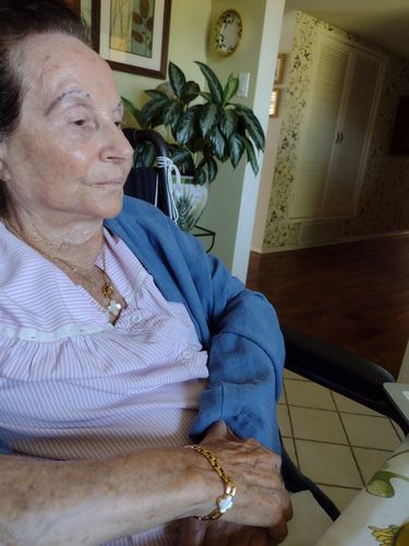 Customer photo review of Four Leaf Clover Shell Gold Bracelet