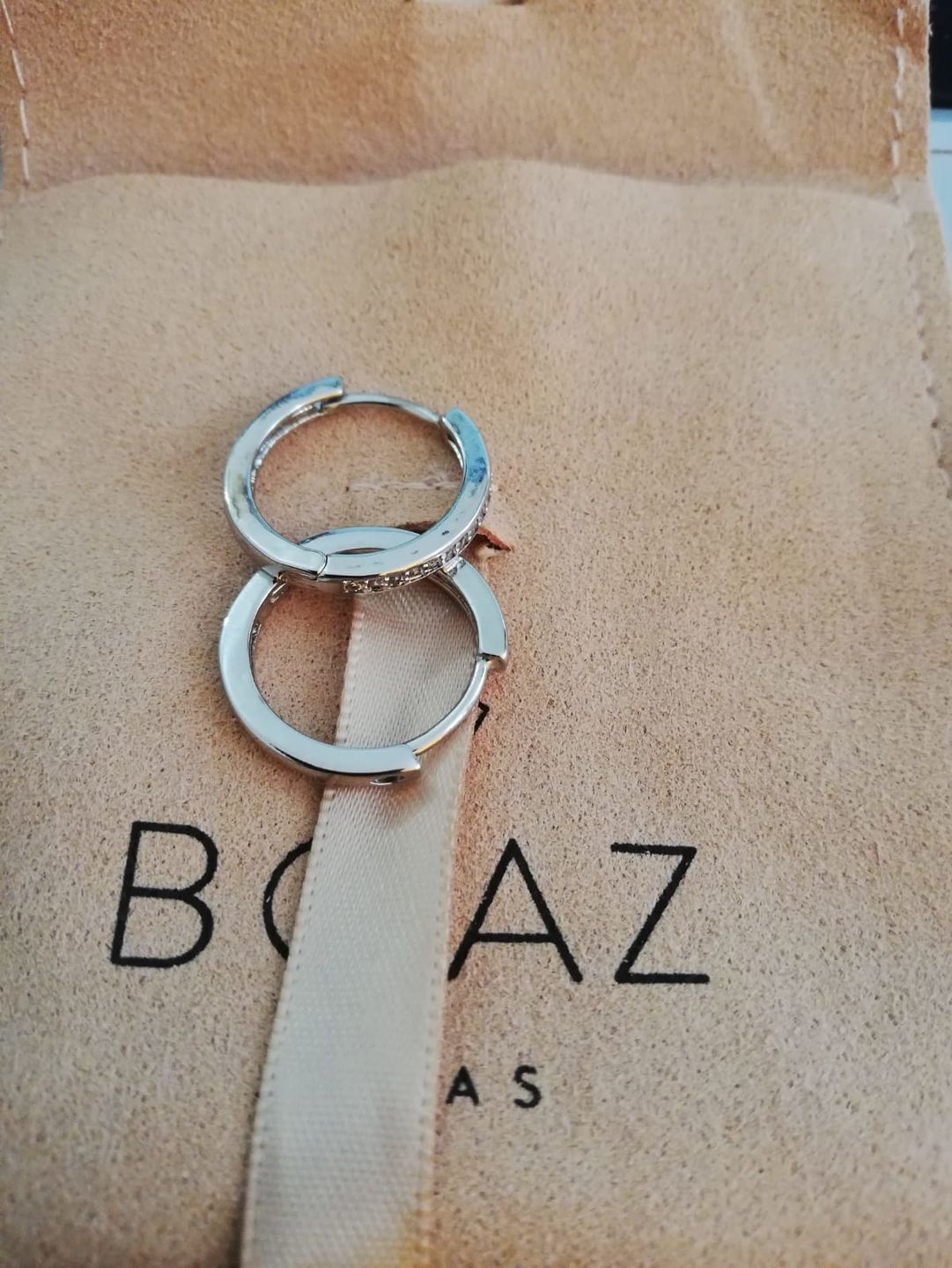 Customer photo review of ARGOLLAS LISAS CIRCONES BAÑADAS EN ORO BLANCO 18MM