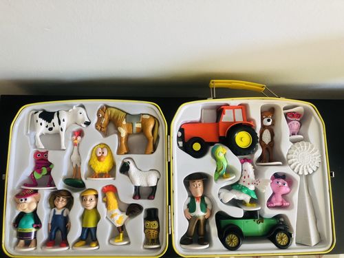Customer photo review of Colección completa La Granja: 20 figuras 20 libros + playmat + caja
