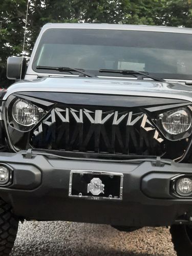 Customer photo review of Shark Grille - Glossy Black for 18-21 Jeep Wrangler JL & Gladiator JT