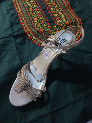 Customer photo review of Golden Color Fancy Sandals FN4539