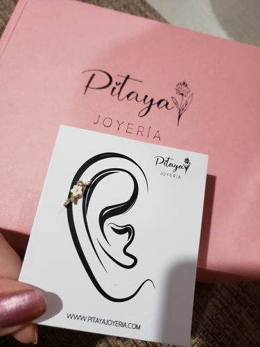 Customer photo review of Piercing de Florecita con Zirconias
