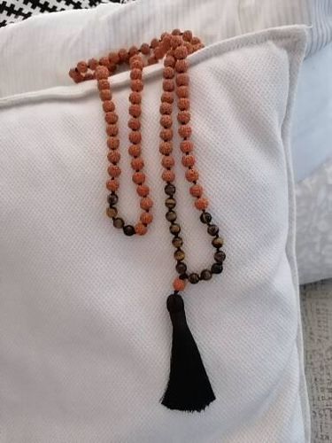 Customer photo review of Japa Mala -Rudraksha & Ojo de Tigre- 108 Cuentas anudadas