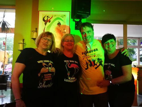 Customer photo review of Saufen, feiern, lästern Schwestern  - Damen Organic Shirt